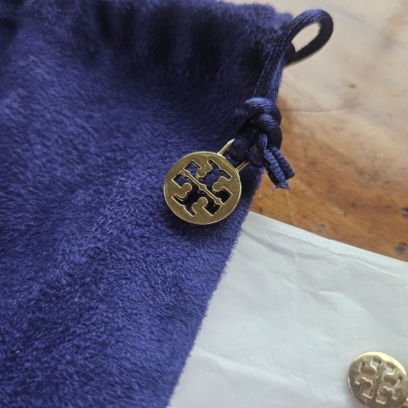 Tory Burch Pearl Necklace with Gold Details - Picture 4 of 5